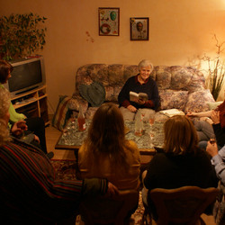 Couch Poetos: Ingrid Nieswand liest im heimischen Wohnzimmer