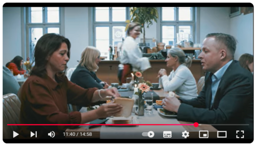 Screenshot aus der Szene Harry und Sally in Wittingen, Sally und Harry essen am Tisch