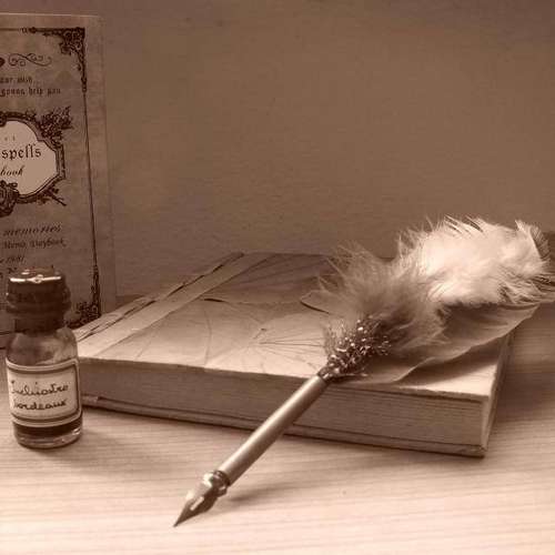 Stilleben Buch, Schreibfeder und Tinte